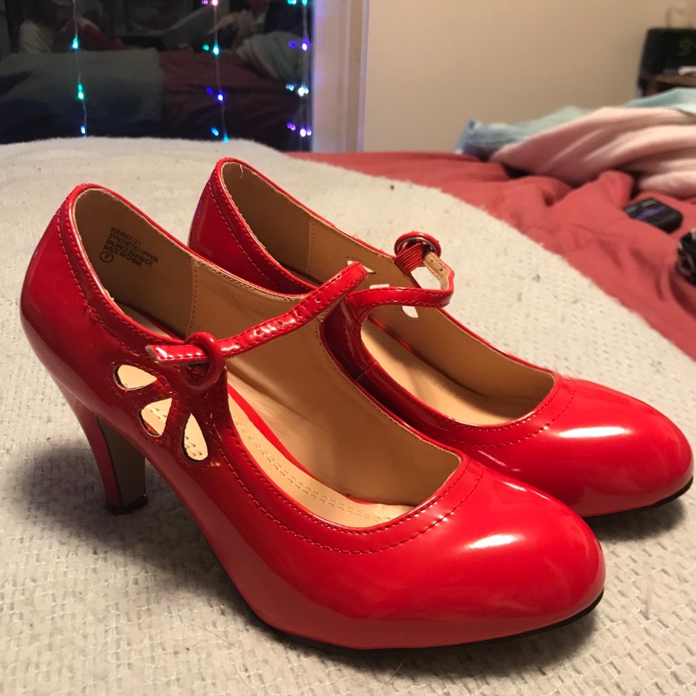 Red Mary Janes Kitten Heels 👠